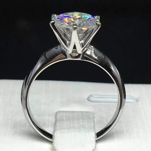 18k White Gold Diamond Engagement Ring - Picture 6 of 6